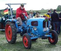 G�ldner aus Ufhausen rollt zu seinem Standplatz bei der Oldtimerausstellung der Traktorenfreunde Mackenzell im September 2013