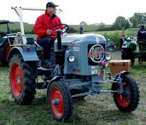 Eicher aus Ufhausen rollt zu seinem Standplatz bei der Oldtimerausstellung der Traktorenfreunde Mackenzell im September 2013