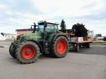 FENDT 820 TMS Vario; mit einem Flachwagen; 130914