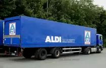 ALDI MARKT Heckansicht eines Koffersattel Aufliegers Aldi NORD Loggo ohne Ladelift 16,06,2013