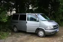 Ein T 4 VW Bus steht in Aachen-West mit offener Tür am 22.9.2013.