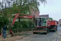 Atlas-Bagger grbt nach dem gebrochenen Rohrstck; 1.5.12