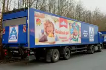 ALDI Markt Heckansicht eines Koffersattelzuges mit Werbung der Aldie exclusiv Marke Gletscherkrone  