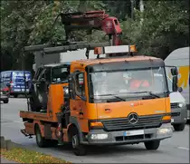 Mercedes Benz Atego mit einem Wagen auf der Ladeflche, aufgenommen am 19.09.2013.