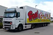 TROLLI  Gummibonbon Koffersattelzug VOLVO FH 440 von Theodor Krger GmbH  mit Klitz Hamburg im Leuchtenkasten und Logo an der Tr in Travemnde 08,09,2012

