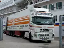 Henry Hallmann & Sohn KG ein VOLVO FH GL der internationalen und nationalen Frucht- und Khlspedition aus Hamburg hier beim endladen vor der BREMEN in Travemnde am 08,09,2012
