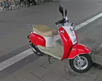 Am 22.05.2013 stand diese Rot-Weie Vesper am Bahnhof von Worms und wartet auf seinen Fahrer.