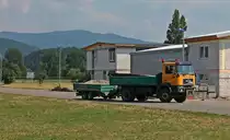 Am 08.07.2013 fuhr dieser MAN Kipplaster der Firma Schwald auf eine Baustelle in Sexau. Im Hintergrund ist der schne Schwarzwald zu erkennen.