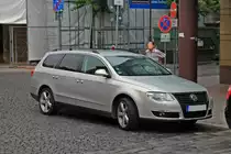 VW Passat am 08.08.2013 in der Altstadt von Weimar.