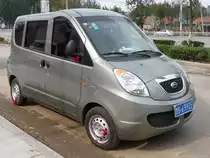 Die bucklige Form des Chery Karry MPV erinnert etwas an einen weien Wal, oder nicht? 
Gesehen in Shouguang, 6.11.11