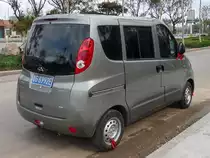 Auch bei der Rckseite des Chery Karry MPV mssen die Designer Spass gehabt haben. Die roten Bndchen sollen dem Fahrer das Glck bringen, dass die Designer nicht hatten :-)
Gesehen in Shouguang, 6.11.11