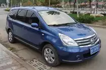 Nissan Livina Geniss heißt dieser siebensitzige Minivan. 
Gesehen in Shouguang, 6.11.11