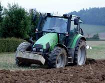 Deutz Agrotron 105 bei der Feldarbeit im September 2013