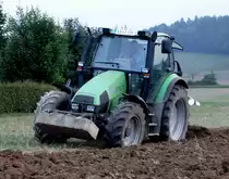 Deutz Agrotron 105 bei der Feldarbeit im September 2013