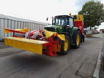 JD-6920 verl�sst mit P�ttinger Classi-Frontm�hwerk und Ladewagen das Gel�nde der Rieder-Messe; 130909