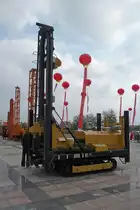 Brunnenbohrgert auf Raupen, gezeigt auf der  China WCAM 2011  in Shouguang, 6.11.11