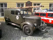 Feuerwehrauto PRAGA RN (Baujahre 1952)Feuerwehrleute Nechanice am 26.9.2013. 