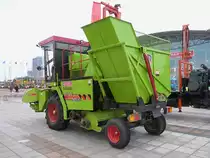 Erntemaschine (fr Mais?) CNHMC (China National Harvester Machinery Corporation) Modell YZ3650, ausgestellt auf der  China WCAM 2011  in Shouguang, 6.11.11