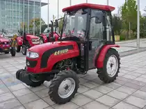 Waifang Taihong Tractor TY304, ausgestellt auf der  China WCAM 2011  in Shouguang, 6.11.11