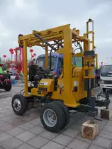 Vermutlich auch ein Brunnenbohrgert ist dieses fahrbare Unikum mit dem einprgsamen Namen XY-3B, das mit ber einem Dutzend Hebeln umfangreichste Bedienmglichkeiten offeriert.
Ausgestellt auf der  China WCAM 2011  in Shouguang, 6.11.11
