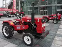 Auch aus Waifang kommt dieser Traktor, wo nicht nur der berrollbgel, sondern auch das Sitzpolster ein Extra ist.
Ausgestellt auf der  China WCAM 2011  in Shouguang, 6.11.11