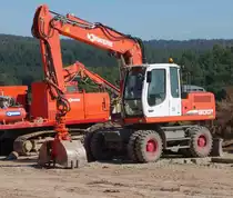 Liebherr 900 der Firma  VORWERK  steht an der Midal-Gasleitungstrasse in 36100 Petersberg-Marbach, September 2013