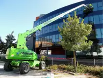 JLG-860SJ, Dieselbetriebene Hubarbeitsbhne(Plattformhhe ausgef. 26,21m;     Tragfhigkeit 230kg)im Einsatz fr eine Fentsterputzbrigade; 130928