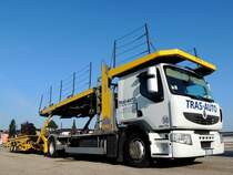 RENAULT-450 von TRAS-AUTO wartet auf den R�cktransport von Bestattungsfahrzeugen; 130928