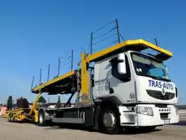 RENAULT-450 von TRAS-AUTO wartet auf den Rcktransport von Bestattungsfahrzeugen; 130928