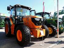 JD-6125R(92kW;4500ccm) wird w�hrend der Rieder-Messe von der Jugend in Beschlag genommen; 130904