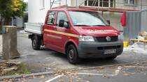 VW T5 als Doppelkabiner mit Ladefl�che steht auf einer Baustelle in Reinhardshausen, Oktober 2013