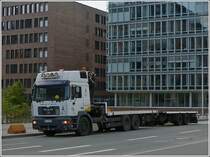 LKW MAN mit Kranaufbau und angehngtem Hnger unterwegs in den Straen von Hamburg. 19.09.2013.
