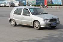 Korrektur: Dies ist ein Geely HQ (Haoqing), der aber ebenso wie der FAW Xiali FJ 7100 auf dem  Daihatsu Charade basiert. Shouguang, 1.11.11 

Mit diesem Grill sieht er aus wie ein kleiner Mercedes aus den 1980ern (wenn es damals schon eine A-Klasse gegeben hätte)...