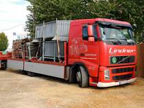 VOLVO FH440 hat Absperrungsgitter geladen; 130909