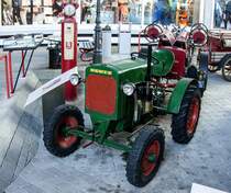 Deutz Traktor mit Feuerwehraufrstung. Aufnahme: 24.11.2012, Deutsches Feuerwehr-Museum in Fulda.