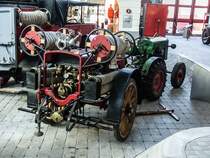 Deutz Traktor mit Feuerwehraufrstung. Aufnahme: 24.11.2012, Deutsches Feuerwehr-Museum in Fulda.