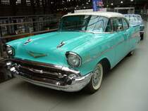 Chevrolet Series 2400 C Bel Air Del Ray Hardtop Sport Coupe des legendren 1957´er Jahrganges. Die Series 2400 C war die gehobenste Ausstattungsvariante des Jahrganges. Nur diese Modelle tragen an den hinteren Kotflgeln die geriffelten Aluminiumblenden. Von dieser Karosserievariante verkaufte Chevrolet im Modelljahr 1957 166.426 Einheiten. Der Einstiegspreis dieser Karosseriversion lag bei US$ 2.299,00. Der abgelichtete Wagen drfte aber um einiges teurer gewesen sein, da er mit Fenderskirts und einem Continental-Kit ausgerstet ist. Classic Remise Dsseldorf am 13.10.2013.