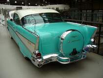 Heckansicht eines 1957´er Chevrolet Series 2400 C Bel Air Del Ray Hardtop Coupe. Man kann hier sehr schn das in Wagenfarbe (larkspurblue) lackierte Continental-Kit erkennen. Classic Remise Dsseldorf am 13.10.2013.