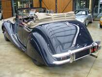 Jaguar Mark V 3.5 Litre Drophead Coupe. 1949 - 1951. Der Mark V konnte wahlweise mit einem 6-Zyklindrreihenmotor mit 2.5l oder 3.5l Hubraum geordert werden. Die strkere Motorvarioante verkaufte sich wesentlich besser. Allein das Drophead Coupe verkaufte sich mit dem 3.5l Motor 971 mal. Lediglich 29 Kufer orderten die leistungsschwchere Cabrioletversion. Classi Remise Dsseldorf am 13.10.2013.