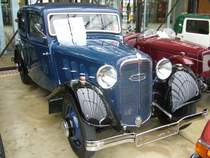 Rosengart LR 505 von 1934. Lucien Rosengart aus Neuilly-sur-Seine produzierte bereits seit 1928 den Austin Seven als Lizenzbau fr Frankreich. Der hier abgelichtet LR 505 ist eigentlich ein Lizenzbau des Adler Trumpf Junior. Bis zum Beginn des II. Weltkrieges trugen alle Rosengart Modelle die Initialien des Firmeninhabers (LR) in ihrer Typbezeichnung. Der LR 505 wird durch einen 4-Zylinderreihenmotor mit 1.623 cm Hubraum angetrieben. Die Leistung betrgt 45 PS. Classic Remise Dsseldorf am 13.10.2013.