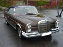 Mercedes Benz W111/3 220 SE b Cabriolet. 1961 - 1965. Ein solches Cabriolet kostete bei seiner Vorstellung im Jahr 1961 DM 25.500,00. Der 6-Zylinderreihenmotor hat einen Hubraum von 2.195 cm. Die Gemischaufbereitung durch die Bosch Zweistempel-Einspritzpumpe betrgt gegenber dem Vergasermotor 10 PS. Besucherparkplatz des Dsseldorfer Classic Remise am 13.10.2013.
