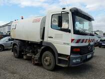 ATEGO-1018 sorgt mit dem Kehrmaschinenaufbau fr saubere Straen, 131012