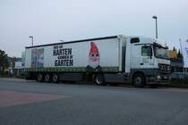  Nur die Harten kommen in´ Garten  
Mercedes Actros mit interessantem Auflieger!
Fotografiert am 13.10.2013 in Georgsmarienhtte - Holzhausen.