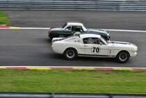 FORD Shelby Mustang 350 GT berhohlt einen MG B Roadster
beim SPA SIX HOURS ENDURANCE am 21.09.2013
