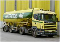 Scania 124 L 420 mit Eutertankauflieger , fotografiert am 18.09.2013.