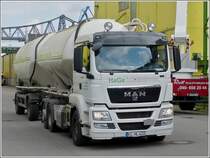 MAN mit Eutertank und Eutertankhnger begegnet mir am 18.09.2013 in Rendsburg.