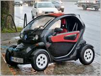 Renault Twizy an der Ladestation bei Regen, hoffentlich hat der Fahrer ein Handtuch dabei, sonst sitzt er schn feucht. ;-) 20.09.2013