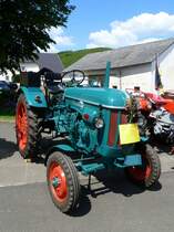 Deutschland, Eifel, Lasel, Oldtimer Traktoren Ausstellung whrend des autofreien Sonntags am 28. Mai 2012 im Enztal. Traktor: Hanomag, R217,1958,17PS  