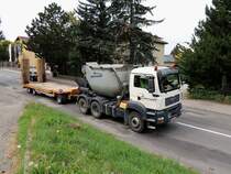 MAN TGA33.430, mit Asphaltbirne zieht einen Tiefladeranhnger hinter sich her; 130823