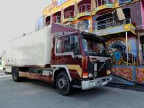 VOLVO FL7, tourt als Schaustellerfahrzeug durch die Lande; 130821